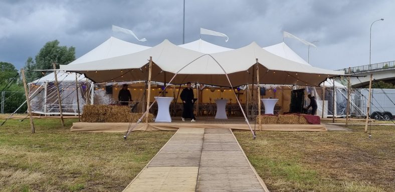 stretchtent huren Oost Vlaanderen vlondervloer